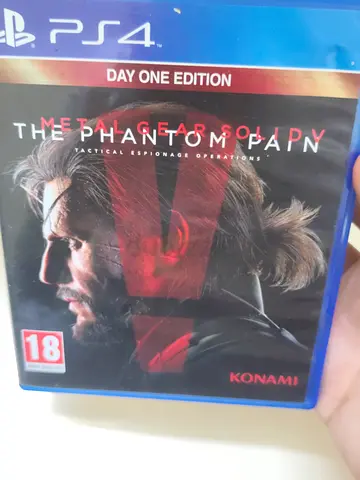 Metal Gear Solid V:The Phantom Pain PS4 (Day One Edition) A clean CD with a map and all accessories