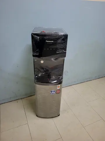 Bottom load water dispenser