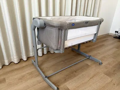 Chicco Next2Me Bedside Bassinet - Grey, Good Condition + 2 fitted sheets + nursing pillow
