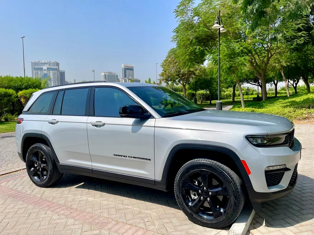 Jeep Grand Cherokee 2022 — photo 1 of 18