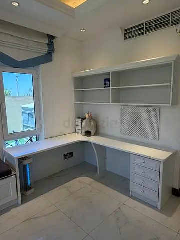 Built-in L-shaped White Study Desk with Overhead Shelves