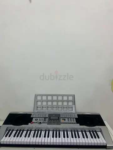 MK-922-style 61-key Electronic Keyboard with Built-in Speakers