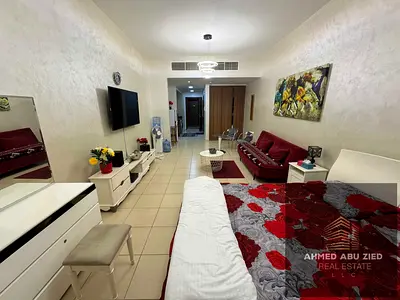 أرقى استوديو مفروش بالكامل للإيجار السنوي في أبراج عجمان وان – الراشدية 3. استوديو بفرش فاخر، مطبخ جانبي، حمام، خزائن، موقف، جيم ومسبح وحديقة ومسجد. ا