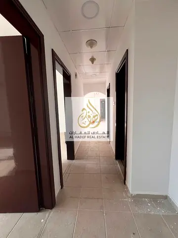 شقة غرفتين وصالة للإيجار في القاسمية - الند الشارقة | جيم ومسبح مجاني | صيانة مجانية قبل الاستلام وأثناء الإيجار | مساحات واسعة وتصميم عائلي مميز |