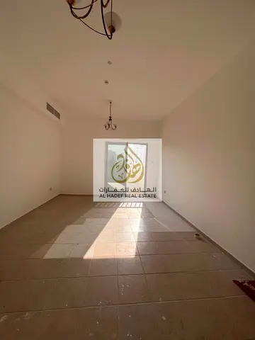 شقة غرفتين وصالة للإيجار في القاسمية - الند الشارقة | جيم ومسبح مجاني | صيانة مجانية قبل الاستلام وأثناء الإيجار | مساحات واسعة وتصميم عائلي مميز |