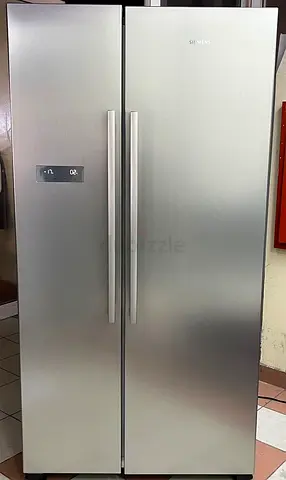Brand Siemens American Style Side By Side Fridge Freezer with Digital Clock