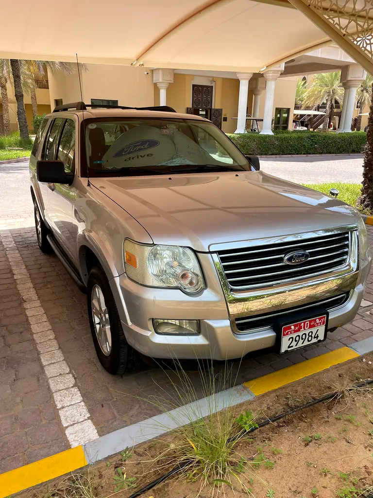 Ford Explorer 2010 — photo 1 of 3