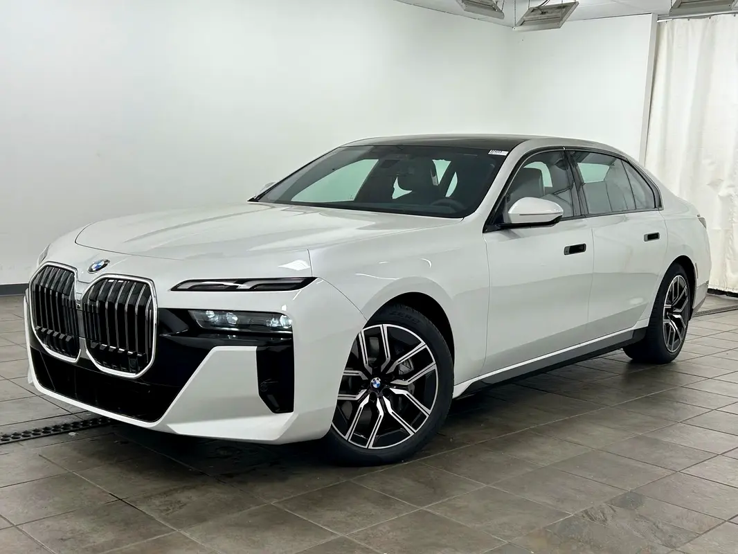 BMW 7-Series 2025 — photo 1 of 4