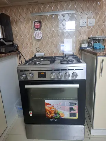 Gas cooker with oven