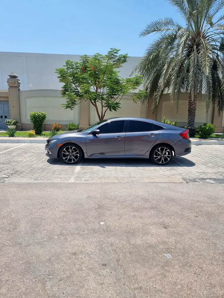 Honda Civic 2020 — photo 1 of 9