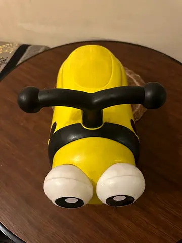 Honey bee rolling chair