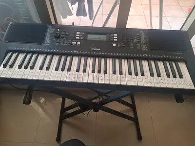 Yamaha PSR-series 61-key Electronic Keyboard with Stand - Good Condition