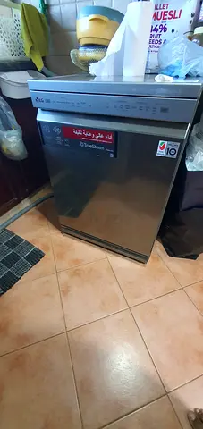 Stainless steel built-in dishwasher in good working condition
