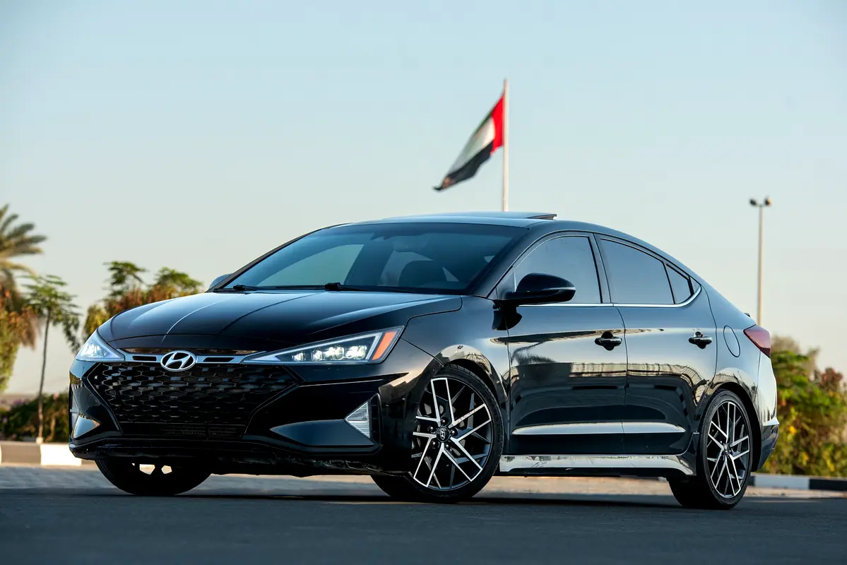 Hyundai Elantra 2020 — photo 1 of 20