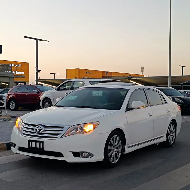 Toyota Avalon 2011 — photo 1 of 16