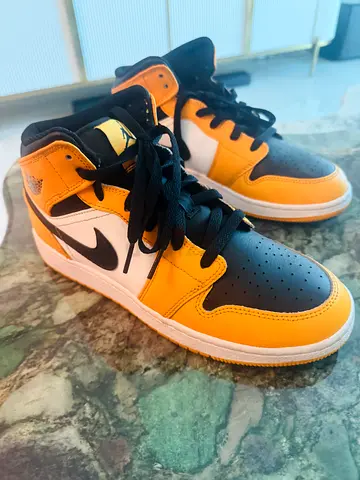 Air Jordan 1 Low Black/Yellow sneakers, used