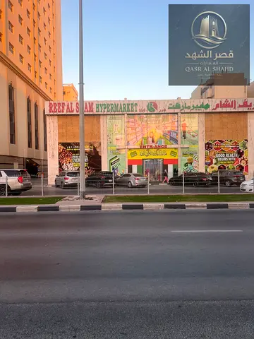 للبيع معرض في البوطينة ع الشارع العام مساحة ١٢ الف قدم