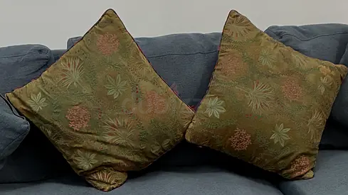 Set of 2 decorative sofa cushions with floral pattern (green/gold)