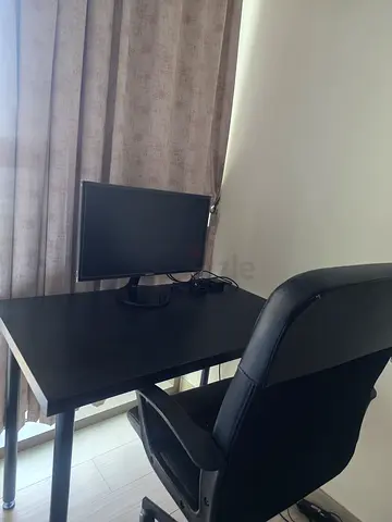Work station in very condition, include desk , office chair and screen