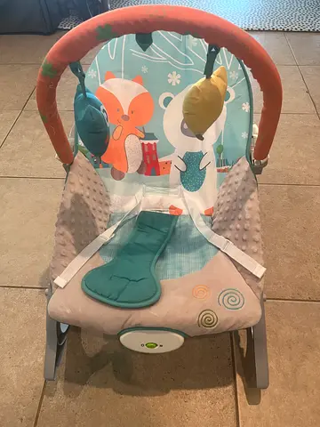 Baby bouncer / rocker with vibration