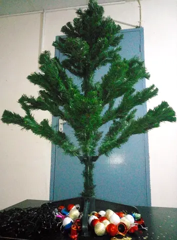 Artificial Christmas Tree with Ornaments (Basic, Small) and light. 125 cm height