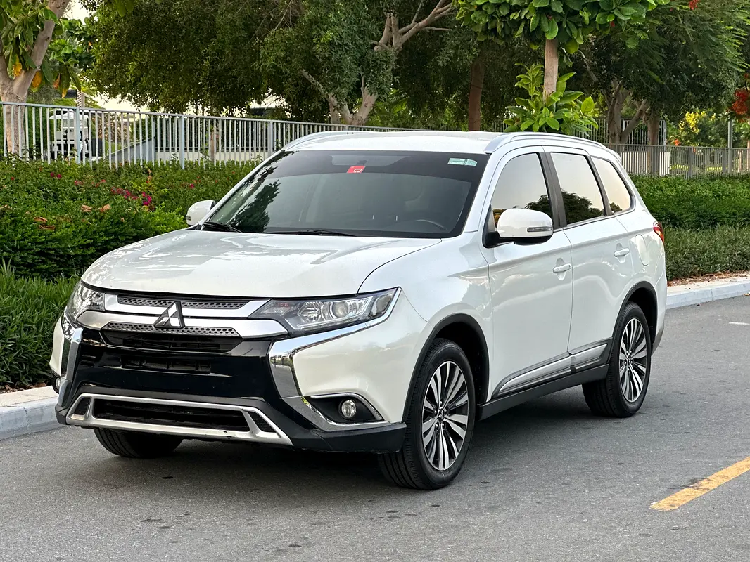 Mitsubishi Outlander 2023 — photo 1 of 13