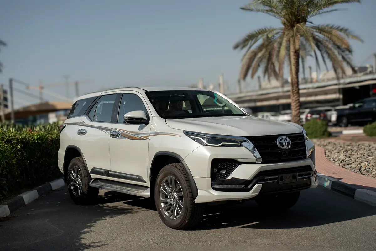 Toyota Fortuner 2025 — photo 1 of 16