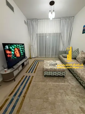شقة فاخره بمساحه كبيره. غرفتين وصالة مع بلكونه .عجمان النعيميه .مفروشه بالكامل للإيجار الشهري. الايجار يشمل الفواتير والإنترنت