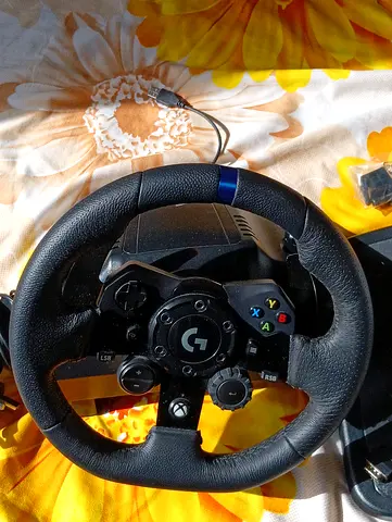 Logitech Driving Force / G923 Racing Wheel with Pedals - Flawless Condition