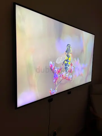 Sleek SAMSUNG SERIES 7Flat Screen TV with Excellent Picture Quality. 65 INCH