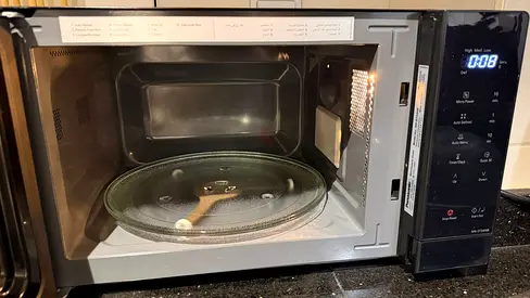 Used countertop microwave oven in good working condition