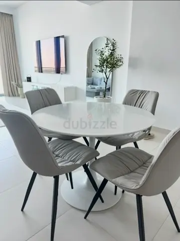 Set of 4 Modern Dining Chairs – Excellent Condition