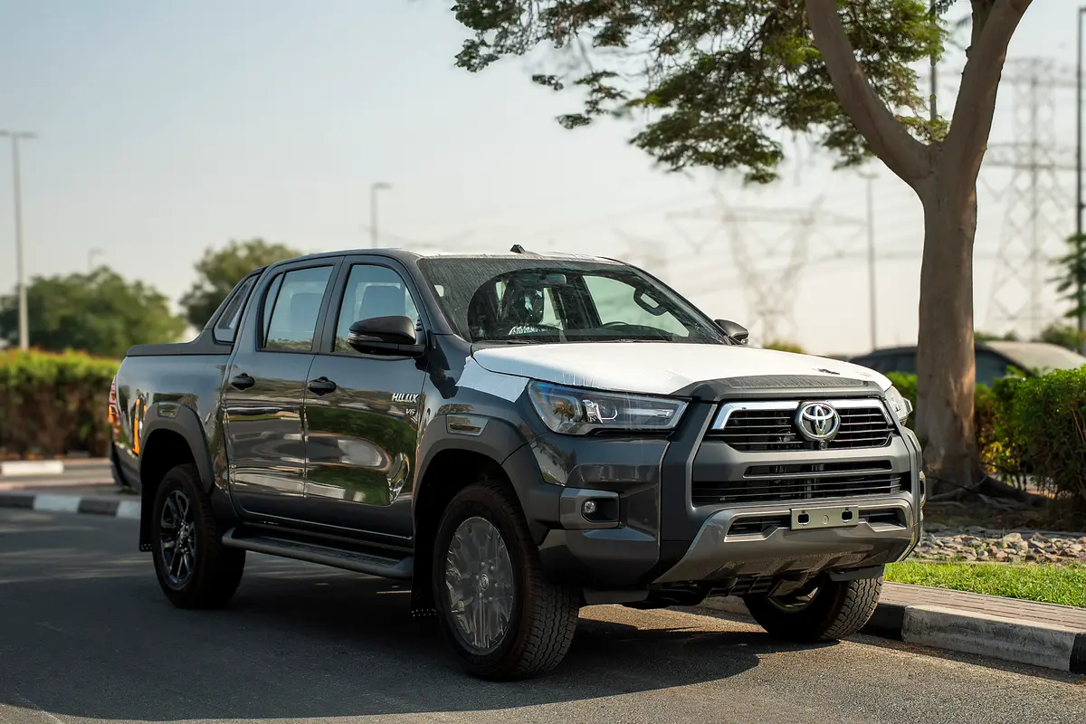 Toyota Hilux 2026 — photo 1 of 16