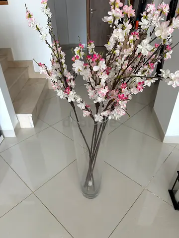 Tall Clear Vase with Artificial Blossom Stems. „Wow such a cool vase 🏺“