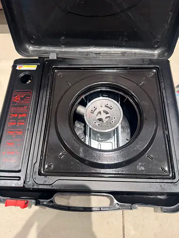 Portable single-burner gas stove (used) comes with 3 gas cans for FREE