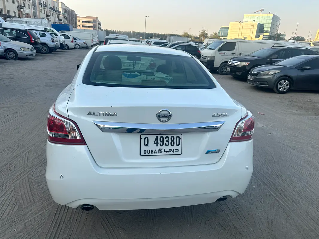 Nissan Altima 2013 — photo 1 of 4