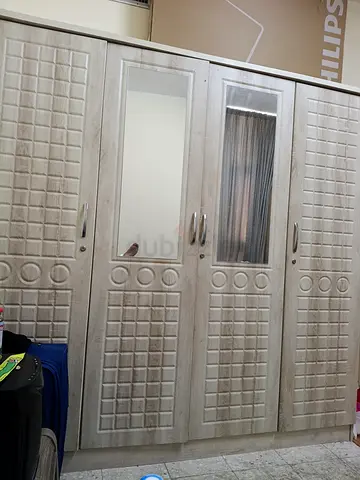 Modern 4-Door Wardrobe with Mirrors and Patterned Finish