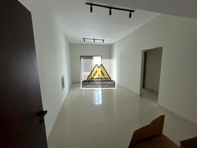 شقة فاخرة أول ساكن بإطلالة مميزة ومدخل راقٍ مع بلكونة وخزائن حائط وموقع حيوي قريب من شارع الاتحاد ومخارج دبي والشارقة