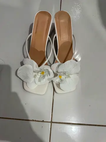 Elegant White Flower Strap Sandals