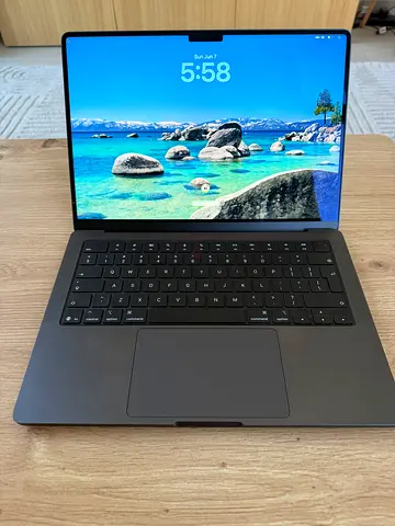 MacBook Pro / M5 / 1 TB / 24 GB Ram / English Keyboard