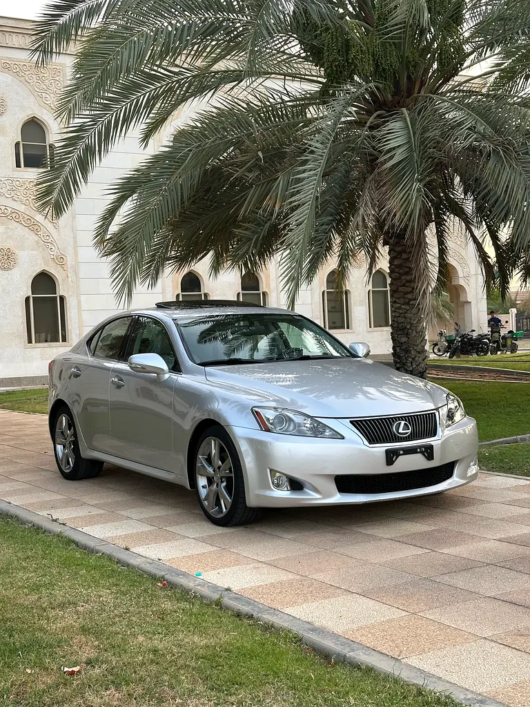 Lexus IS-Series 2010 — photo 1 of 12