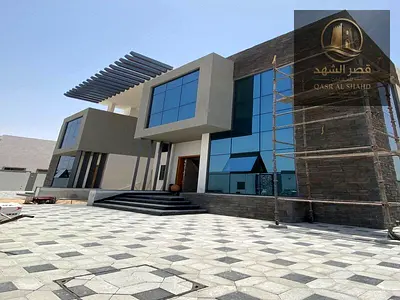 للبيع فلتين بالحوشي الاولي  قريب من شارع الامارات   ارضي + اول  كل فيلا تتكون من 5 غرف  وصالة ومجلس وغرفة خادمه  ومطبخ