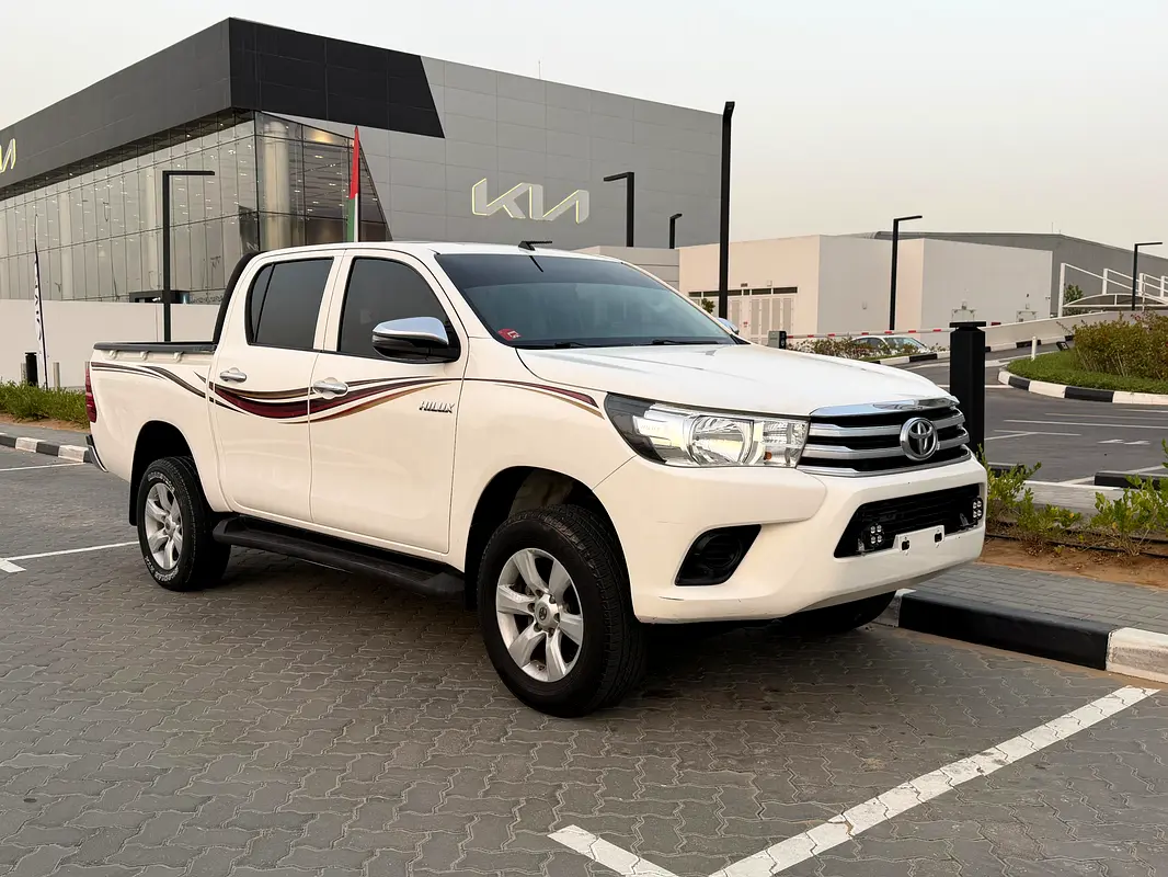 Toyota Hilux 2019 — photo 1 of 13