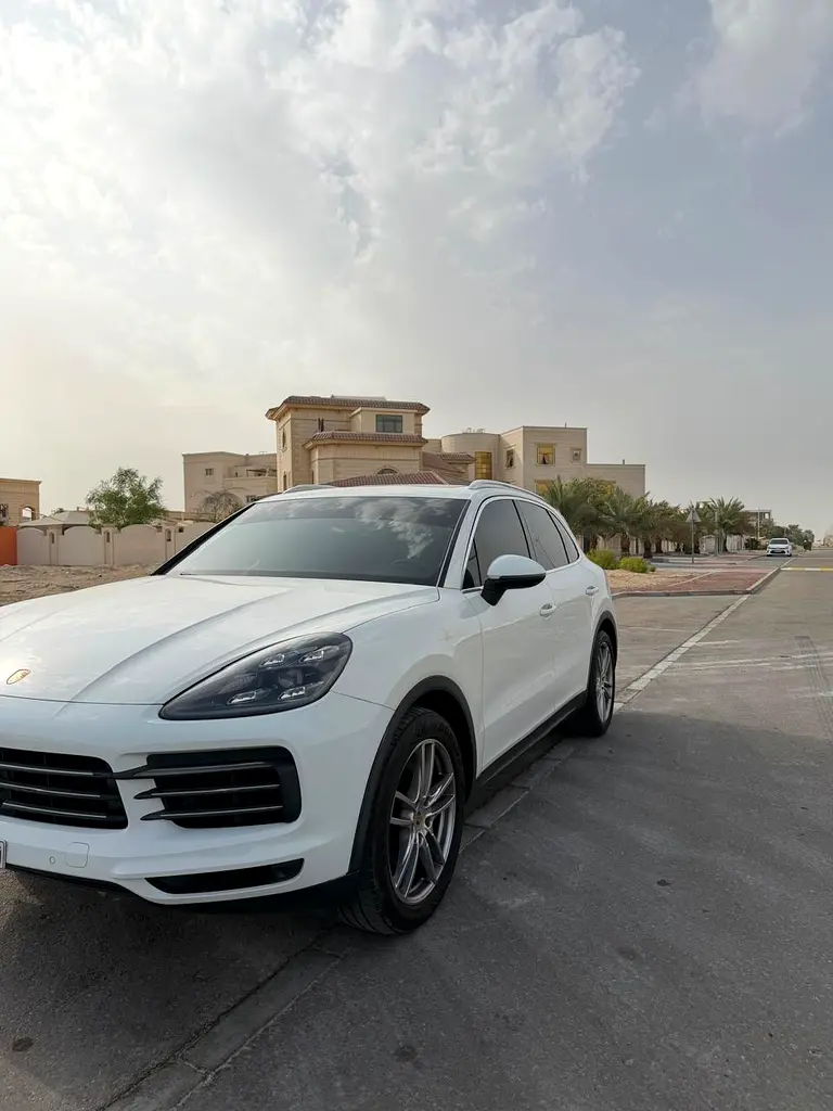 Porsche Cayenne 2018 — photo 1 of 5