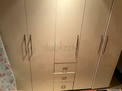 cupboard (3 sides with a mirror inside)