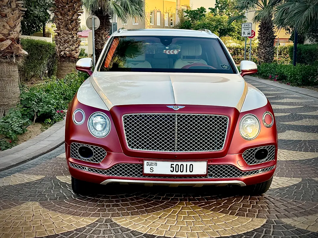 Bentley Bentayga 2019 — photo 1 of 19