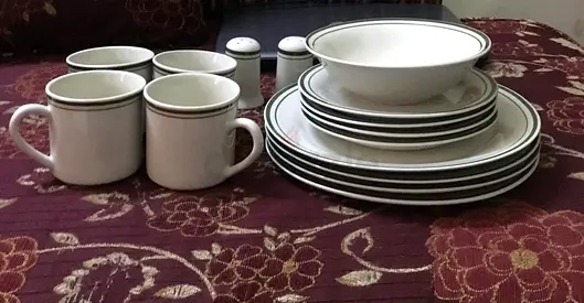 13-piece ceramic dinnerware set (plates, bowls, mugs)