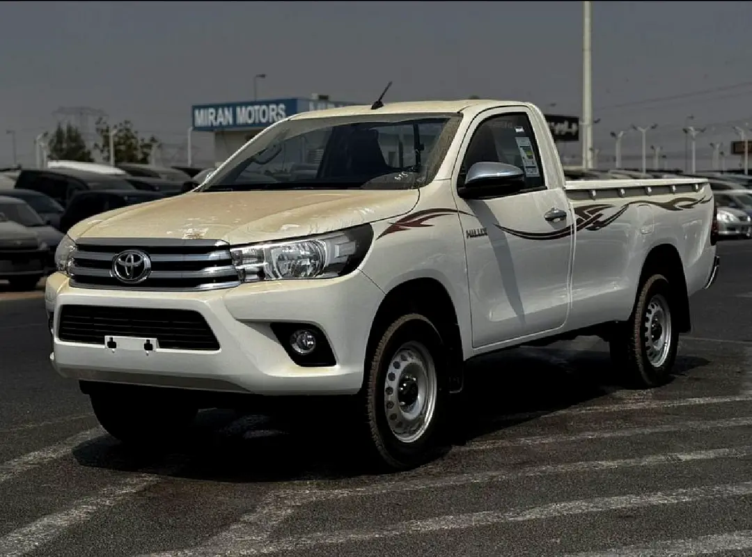 Toyota Hilux 2026 — photo 1 of 12