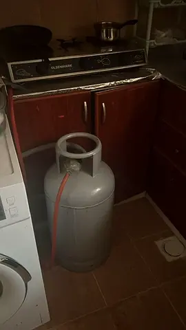Standard Gas Cylinder with Regulator and Hose with stove