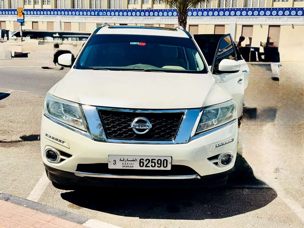 Nissan Pathfinder 2015 — photo 1 of 16